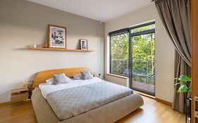 2 Bedroom Apt, 2 Garage Spots & Balconies, Self Check-In, By Cohost